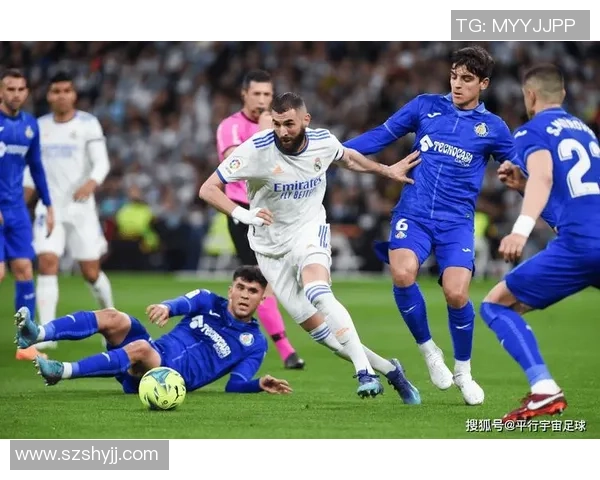 足球赛场明星风采高清背景图展示完美瞬间与激情时刻